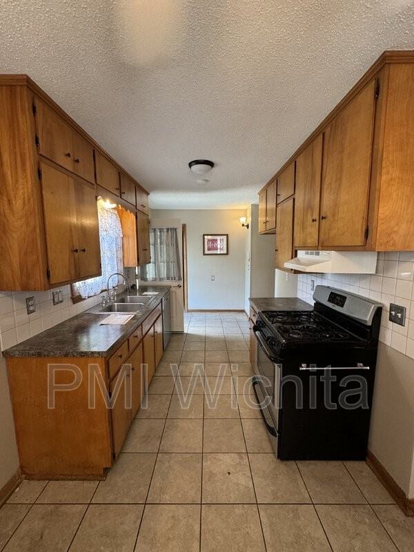 2322 W 29th St S - Photo 5 of 19