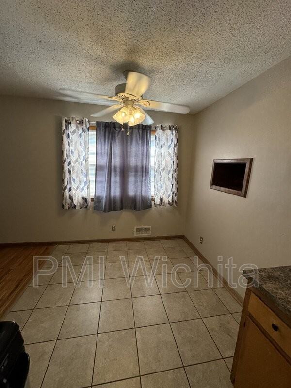 2322 W 29th St S - Photo 6 of 19