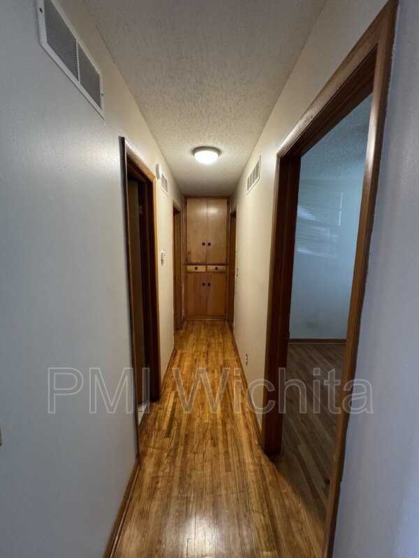 2322 W 29th St S - Photo 7 of 19