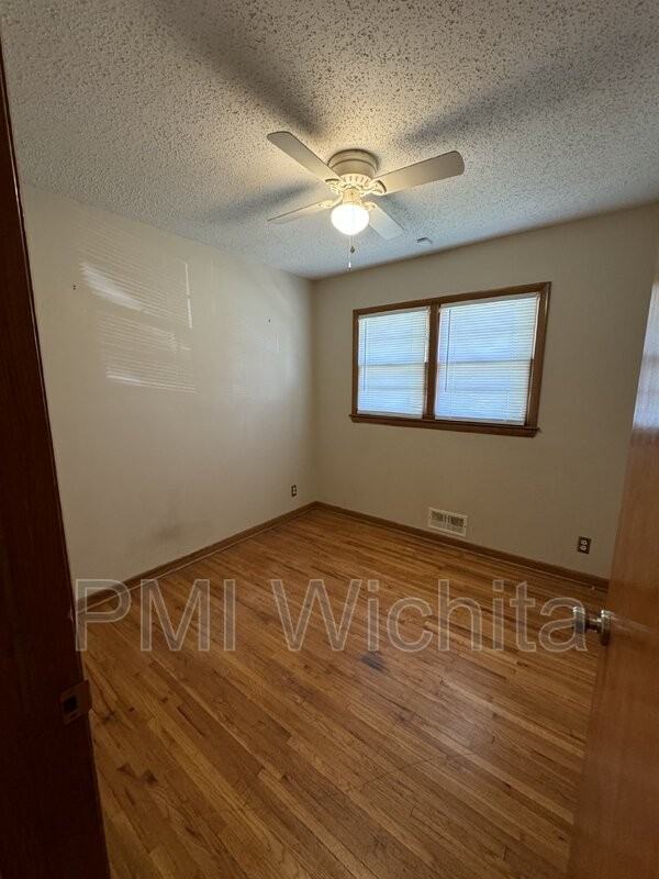 2322 W 29th St S - Photo 7 of 19