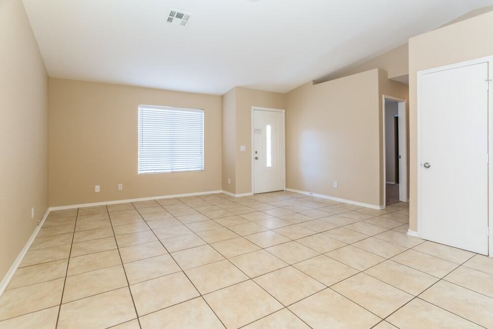 4026 W Red Coach Ave - Photo 3 of 15