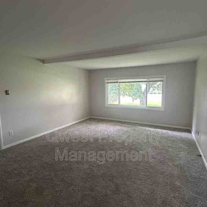405 E Woodlawn Ave #7 - Photo 3 of 8