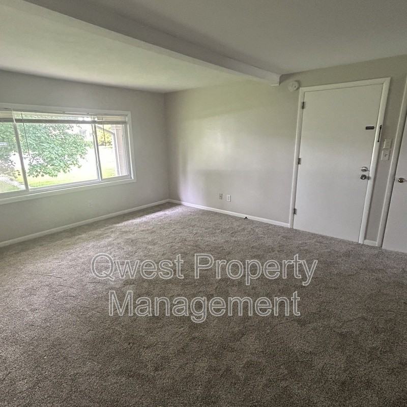 405 E Woodlawn Ave #7 - Photo 7 of 8