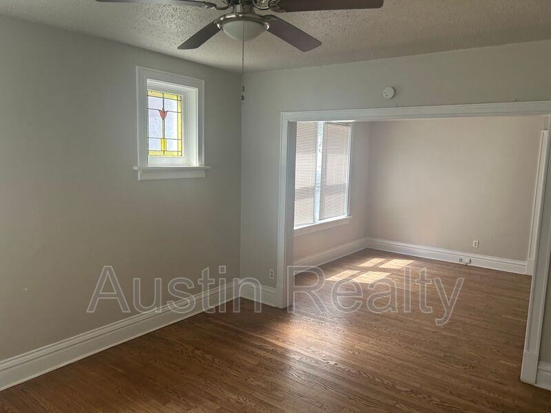 4949 Lindenwood Ave 1st Fl - Photo 3 of 8
