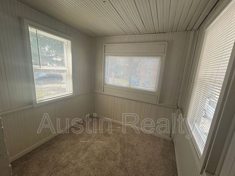 4949 Lindenwood Ave 1st Fl - Photo 4 of 8