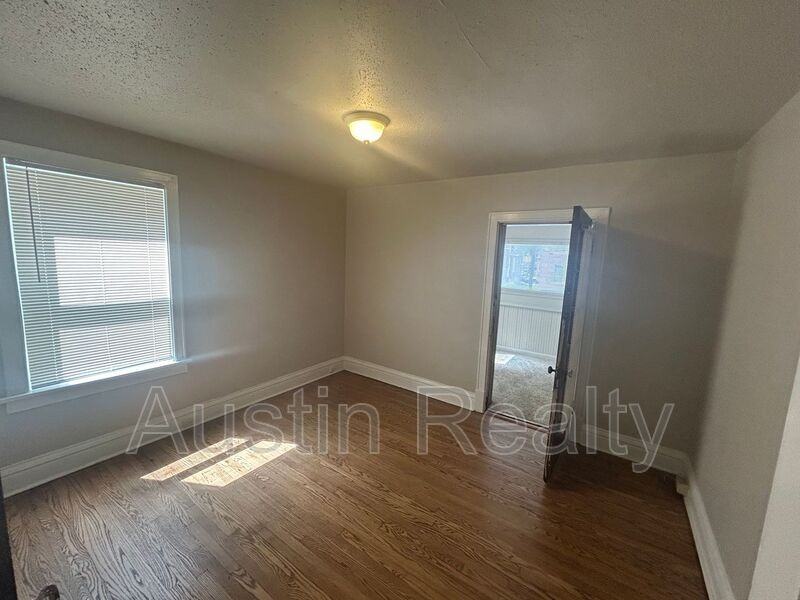 4949 Lindenwood Ave 1st Fl - Photo 5 of 8