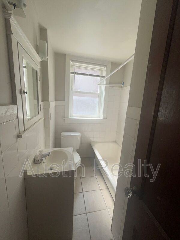 4949 Lindenwood Ave 1st Fl - Photo 6 of 8