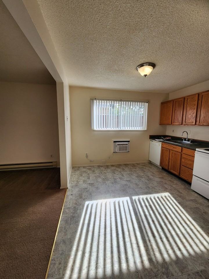 #410 OAK MANOR - Photo 2 of 28