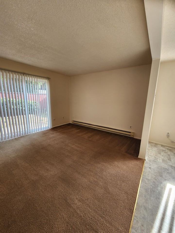 #410 OAK MANOR - Photo 3 of 28