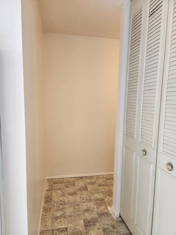 #410 OAK MANOR - Photo 4 of 28