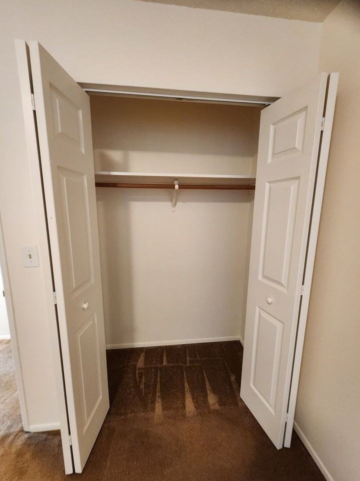 #410 OAK MANOR - Photo 7 of 28