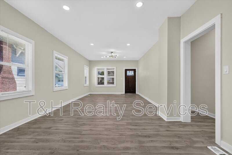 320 W 39th St - Photo 7 of 32