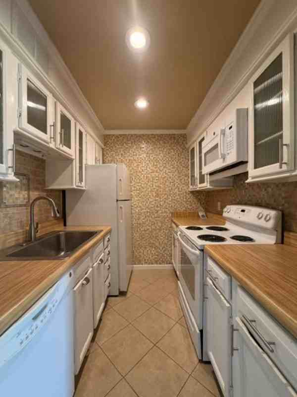 801 Eastmont Dr - Photo 7 of 19