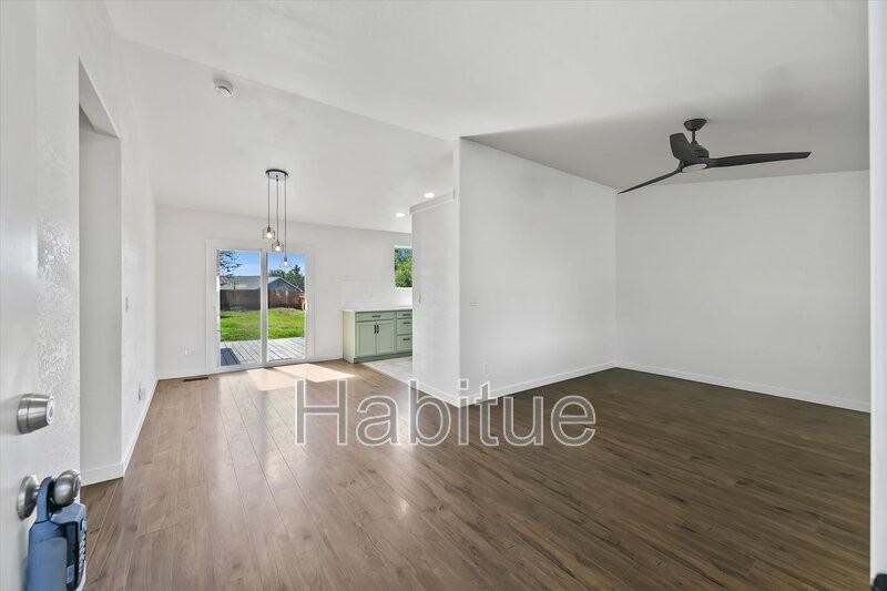 2041 E Oakridge Ct - Photo 3 of 33