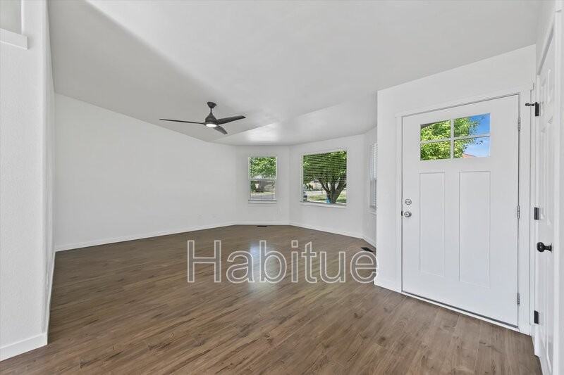 2041 E Oakridge Ct - Photo 4 of 33