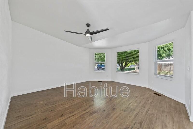 2041 E Oakridge Ct - Photo 5 of 33