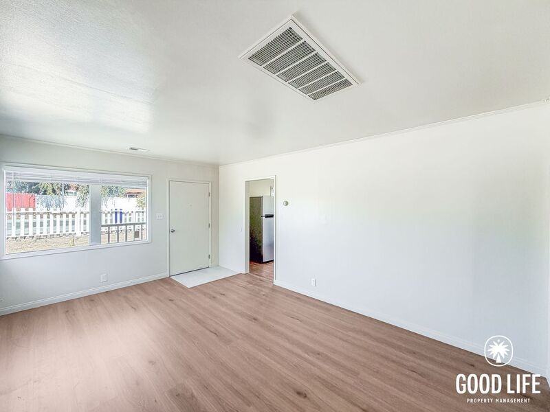 3895 King St - Photo 3 of 18