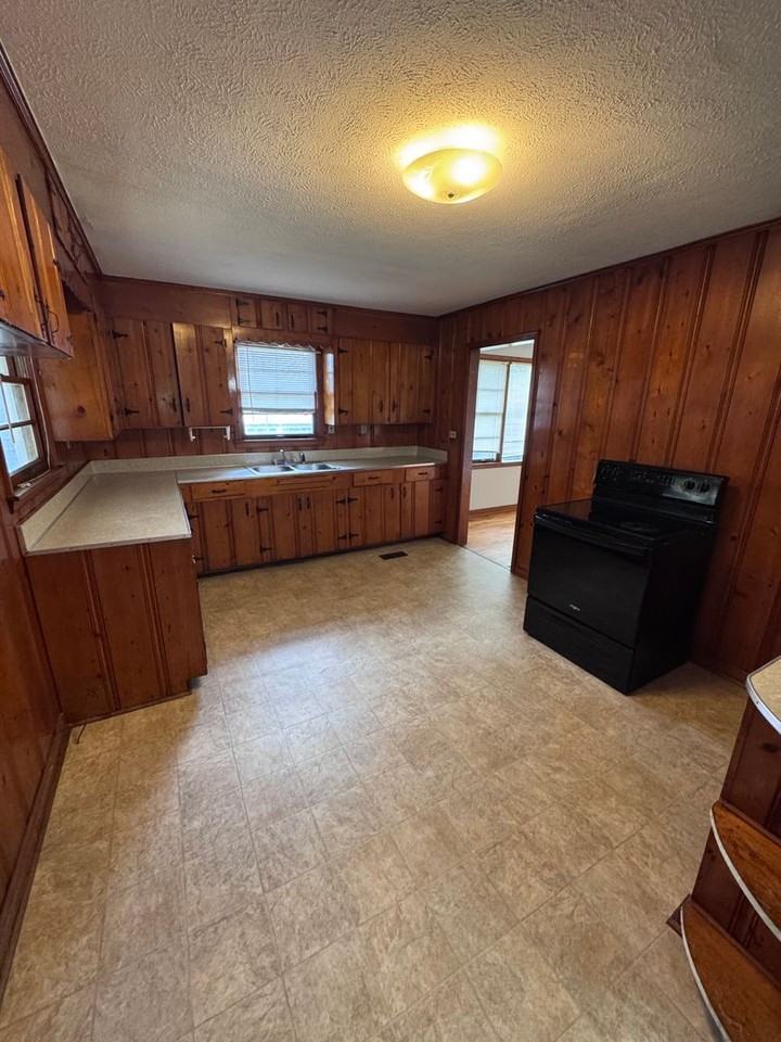 916 Stewart St - Photo 2 of 10