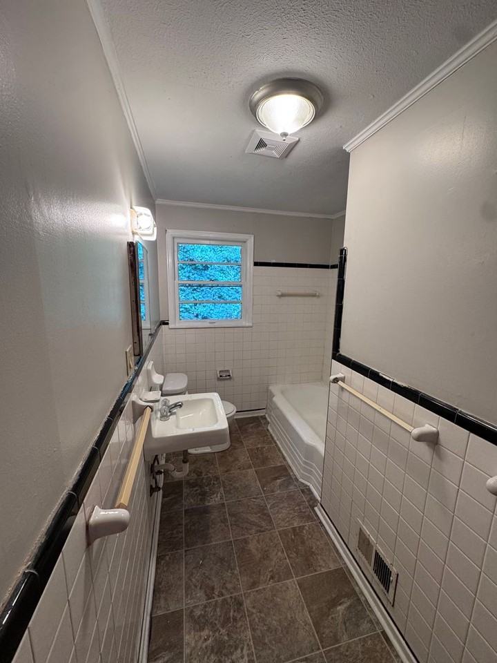 916 Stewart St - Photo 3 of 10