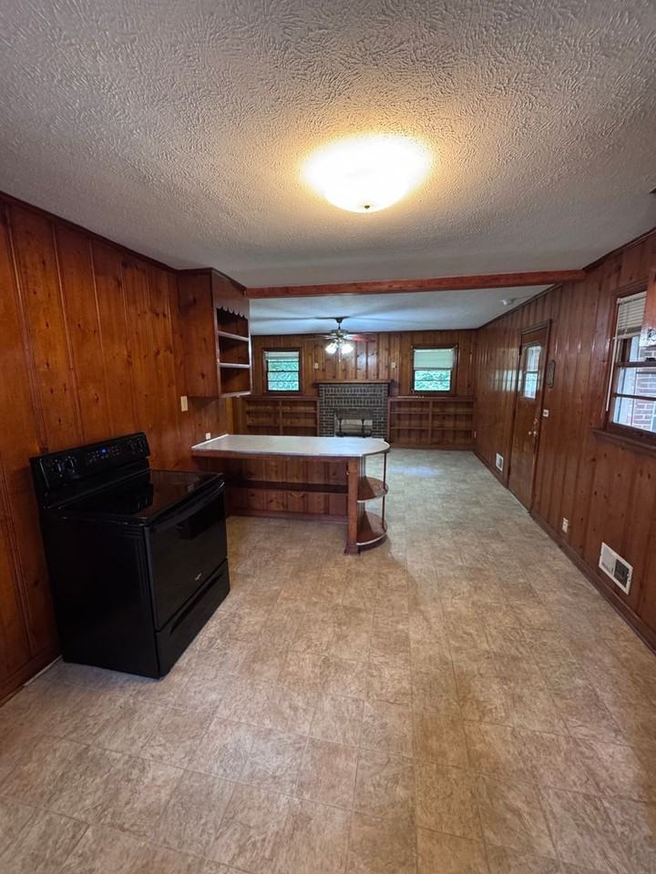 916 Stewart St - Photo 4 of 10