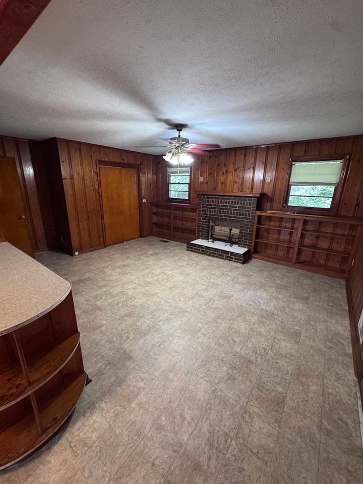 916 Stewart St - Photo 5 of 10