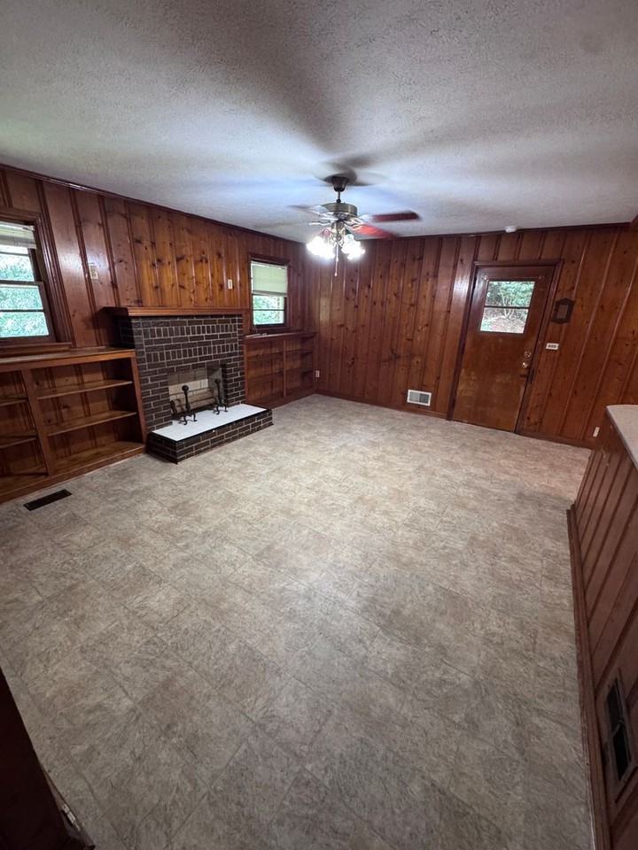 916 Stewart St - Photo 6 of 10