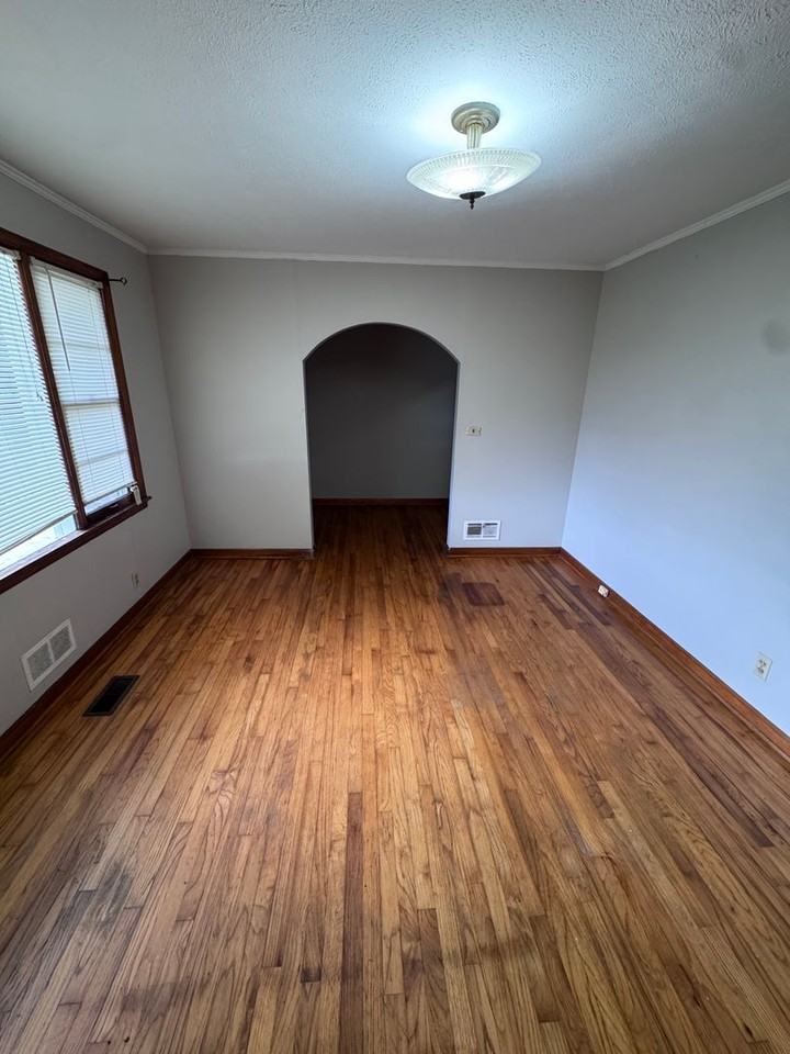 916 Stewart St - Photo 7 of 10