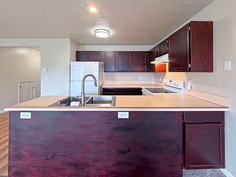 780 N Cloverleaf Loop - Photo 4 of 21