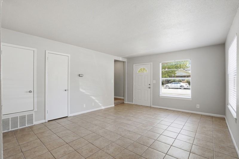 3209 Rogers Ave - Photo 6 of 19