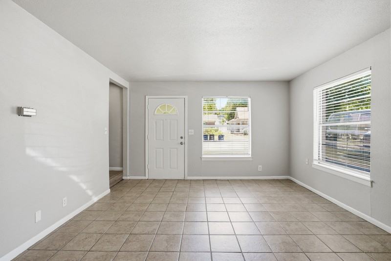 3211 Rogers Ave - Photo 5 of 18