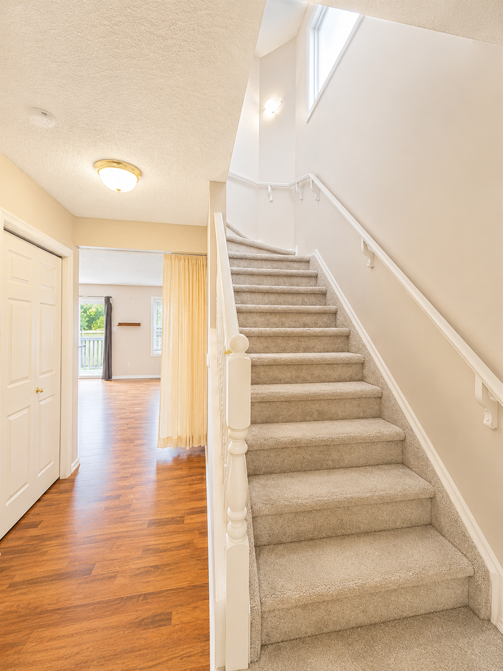 Spacious 3 Bed, 1.5 Bath Half Duplex with Single Garage & Backyard | Ellerslie, Edmonton - Photo 2 of 17
