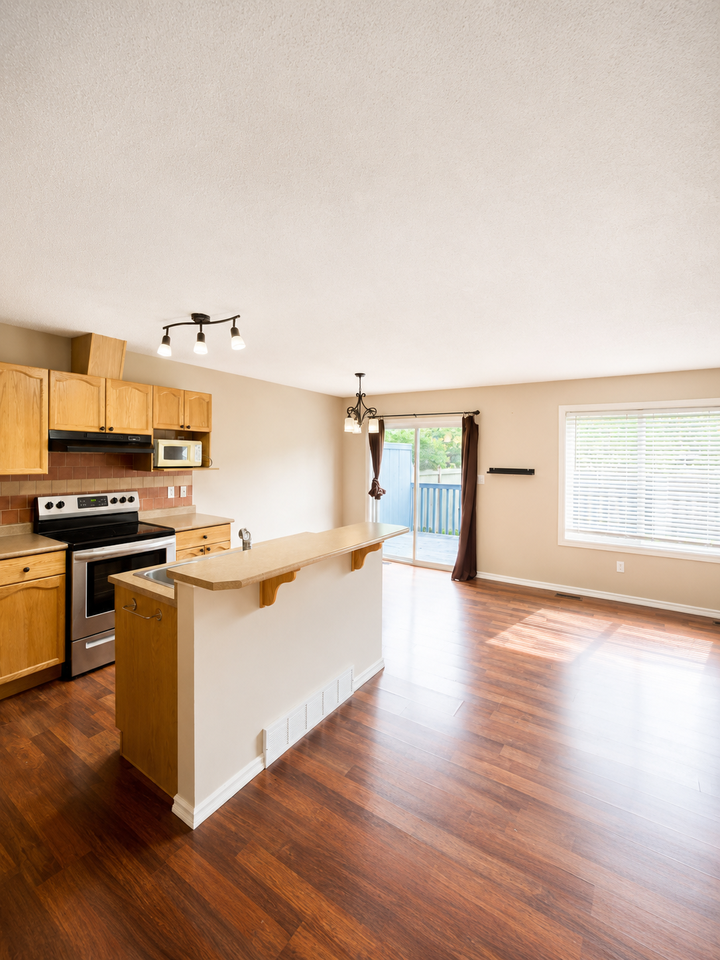 Spacious 3 Bed, 1.5 Bath Half Duplex with Single Garage & Backyard | Ellerslie, Edmonton - Photo 4 of 17