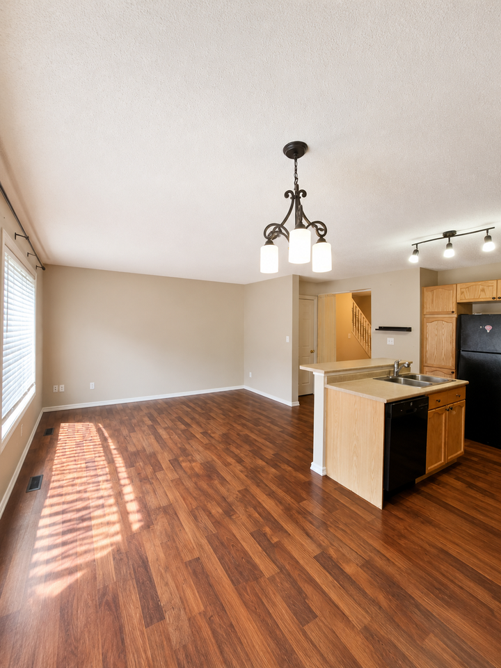 Spacious 3 Bed, 1.5 Bath Half Duplex with Single Garage & Backyard | Ellerslie, Edmonton - Photo 5 of 17