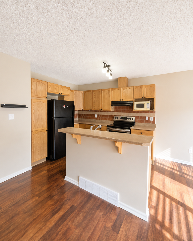 Spacious 3 Bed, 1.5 Bath Half Duplex with Single Garage & Backyard | Ellerslie, Edmonton - Photo 6 of 17