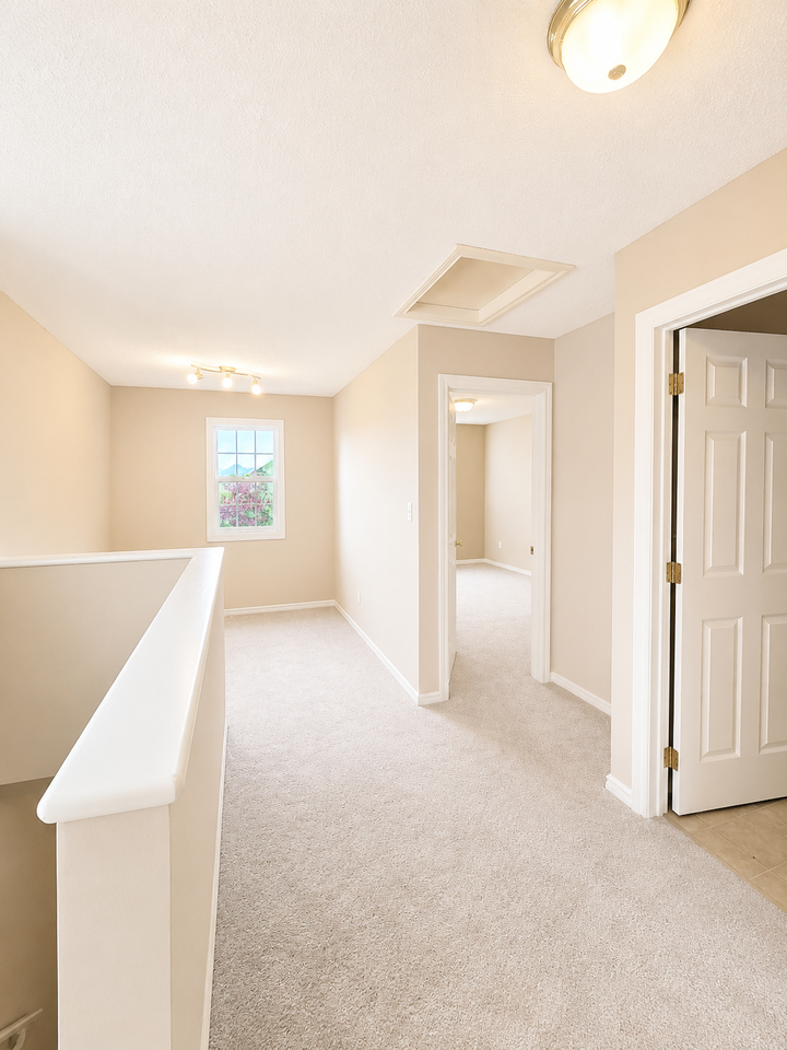 Spacious 3 Bed, 1.5 Bath Half Duplex with Single Garage & Backyard | Ellerslie, Edmonton - Photo 7 of 17