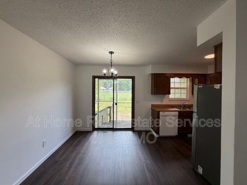 931 W Edgewood St - Photo 3 of 13