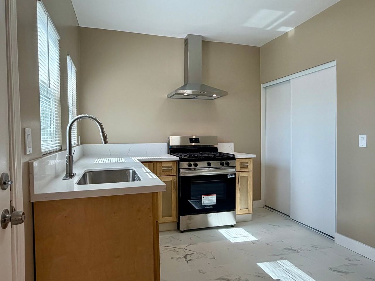 324 W Opp St - Photo 4 of 8