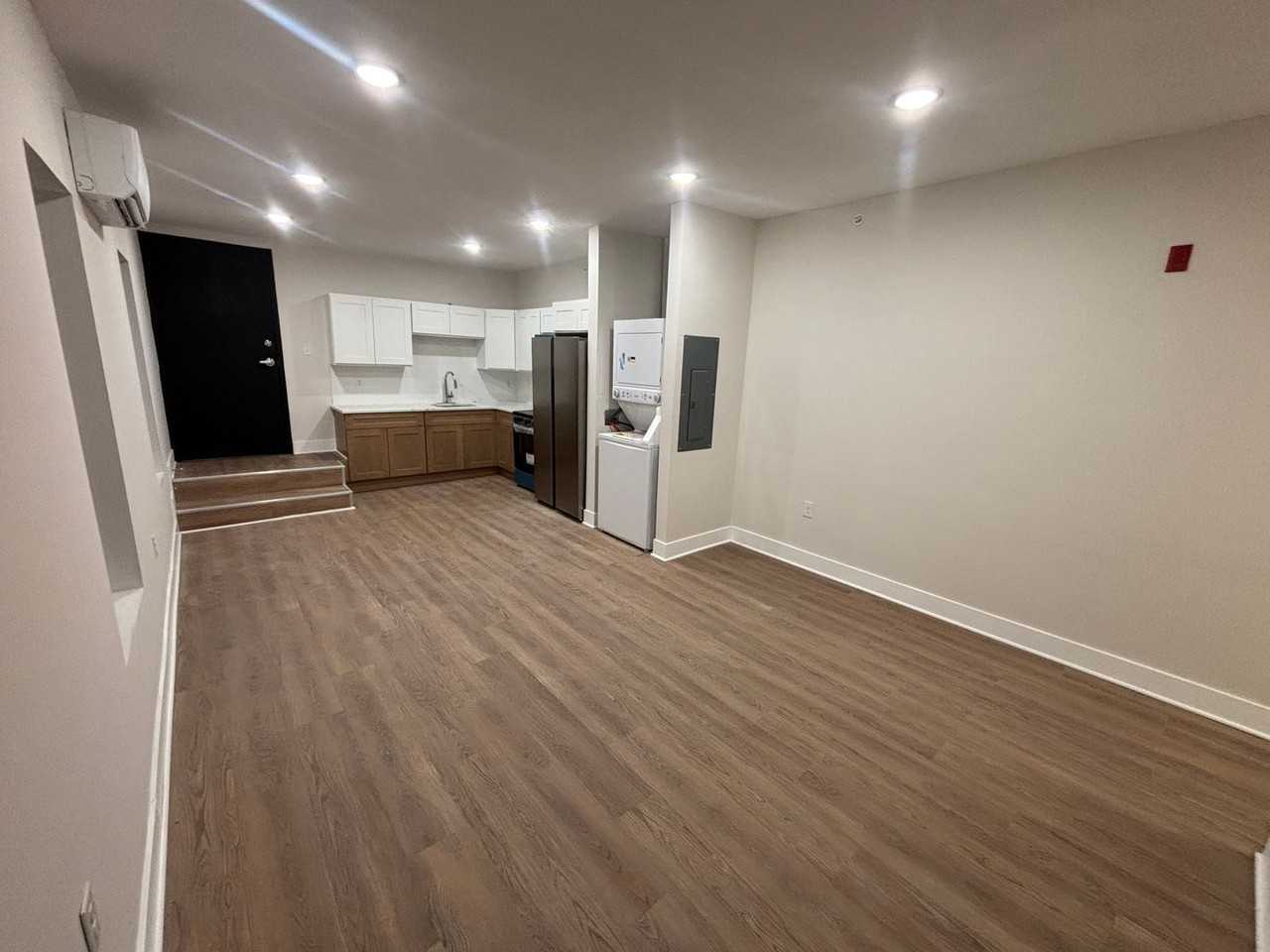 1035 W Hamilton St - Photo 2 of 10