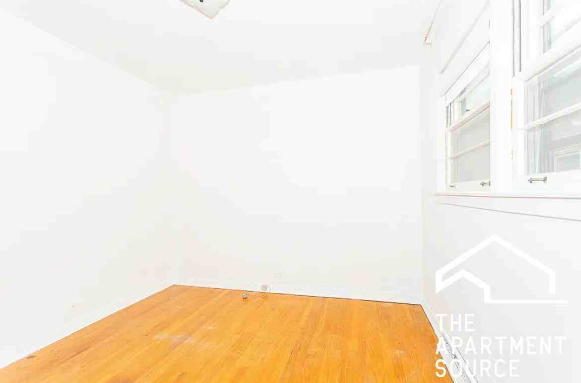 7407 N California Ave - Photo 4 of 16