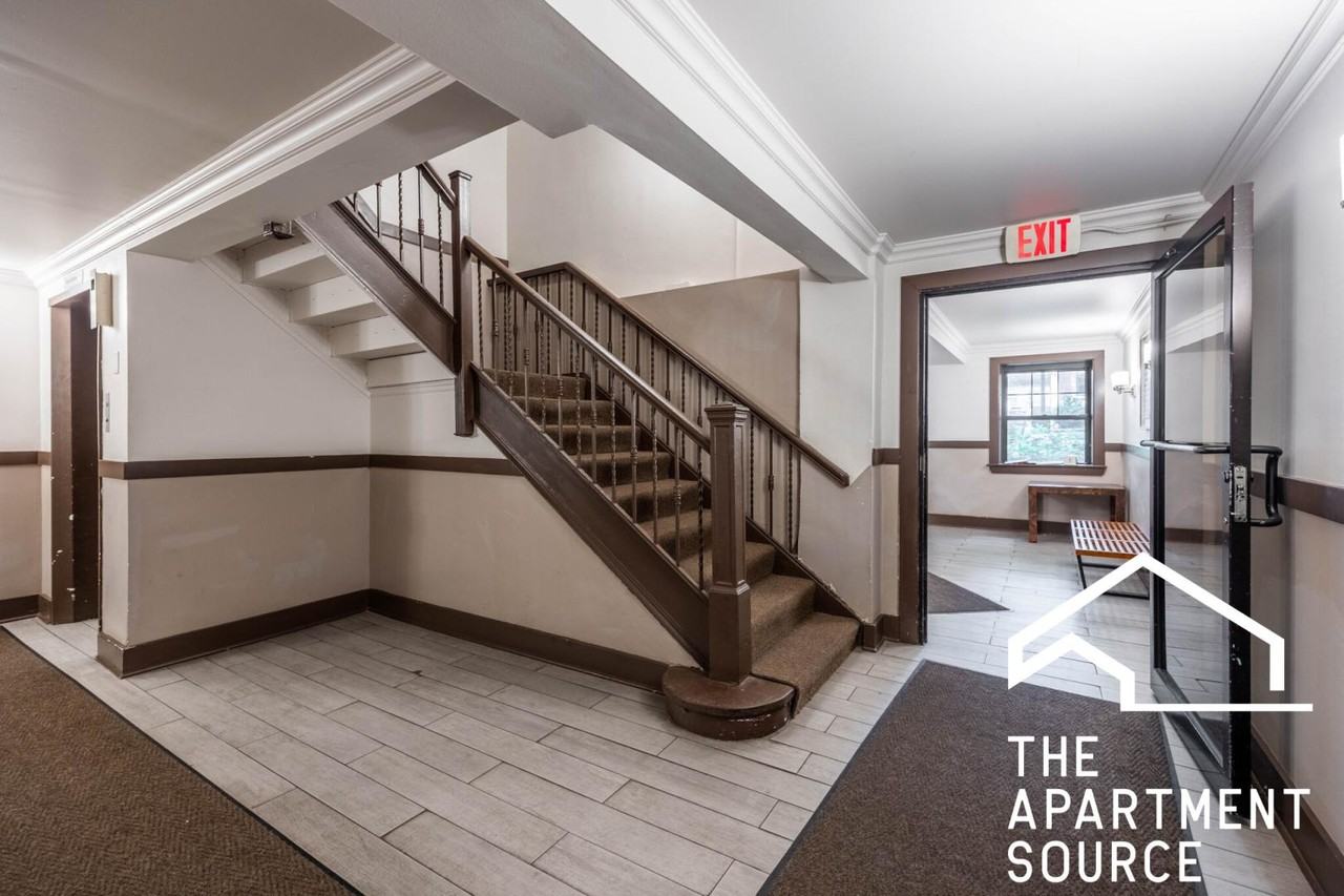 1347 N Dearborn St #204 - Photo 3 of 4