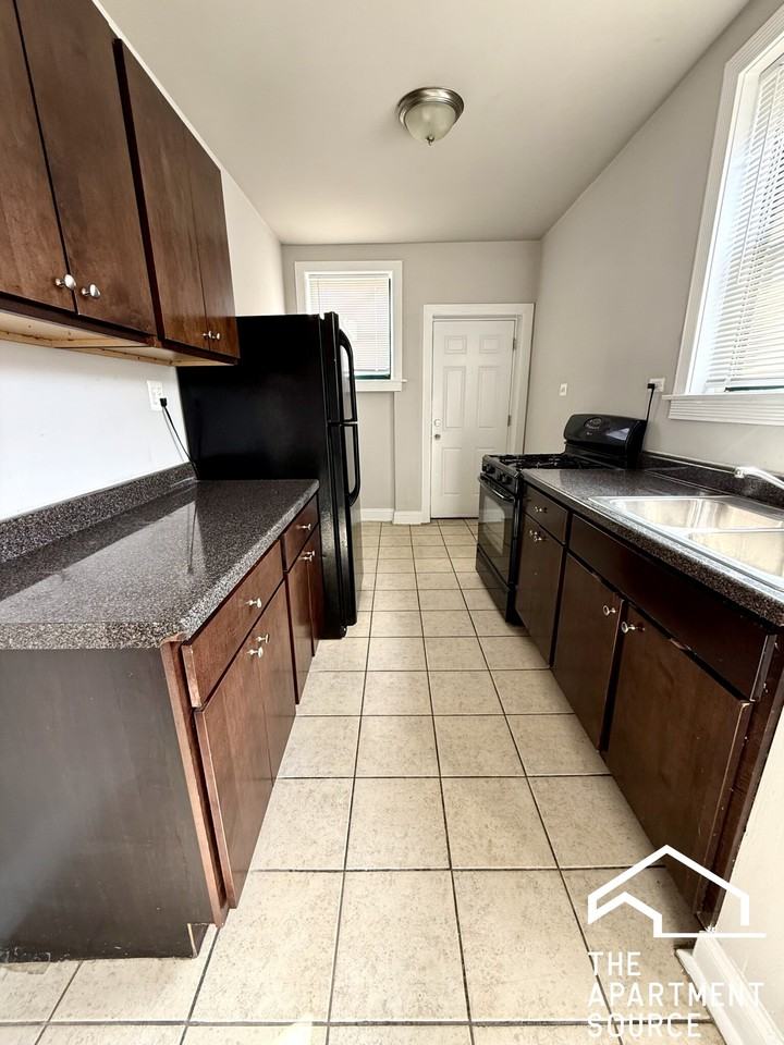2211 E 69th St #3 - Photo 3 of 10