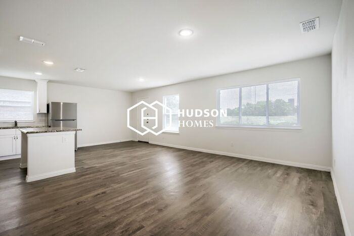 2402 Abigail Ln - Photo 4 of 14
