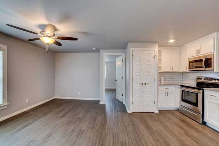 2431 E 10th St #04 - Photo 7 of 15