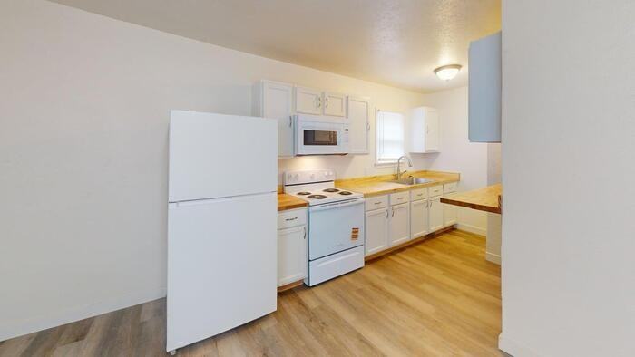 906 N 9th St - Photo 2 of 6