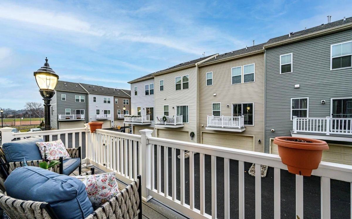 303 Bayside Ct - Photo 4 of 18