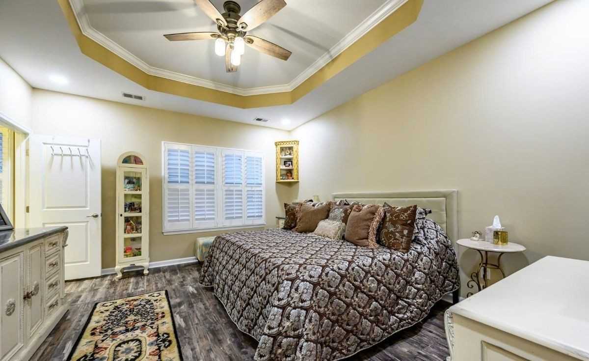 303 Bayside Ct - Photo 7 of 18