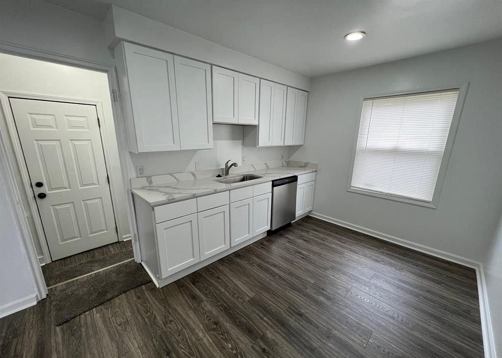 21534 Moross Rd - Photo 4 of 16