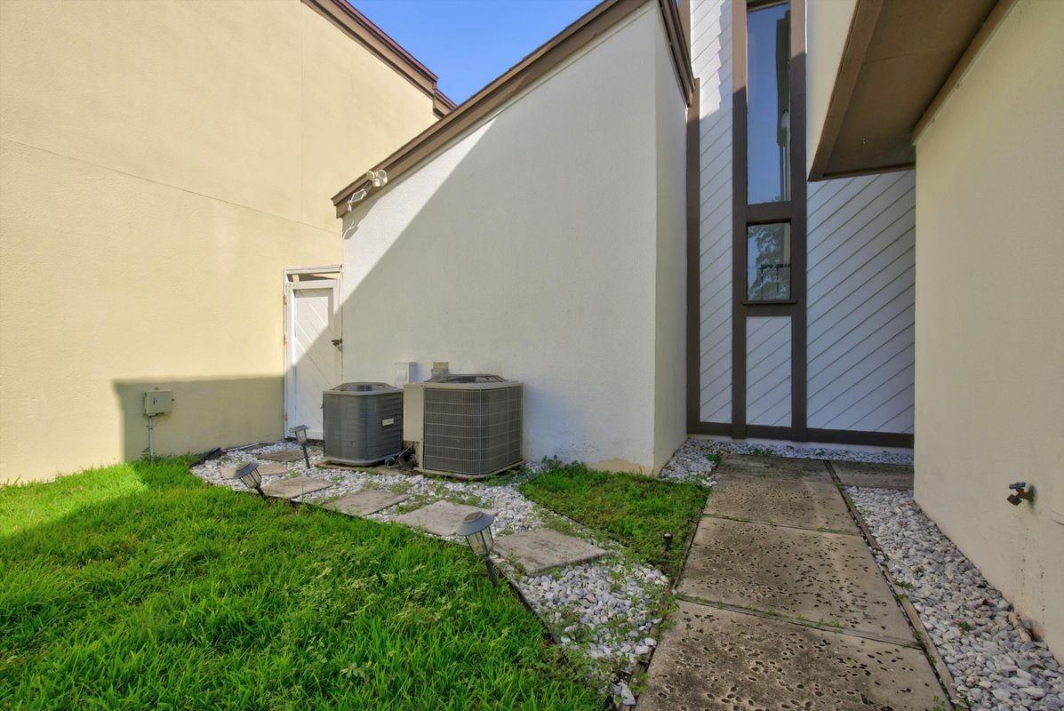 7812 Linkside Dr - Photo 3 of 43