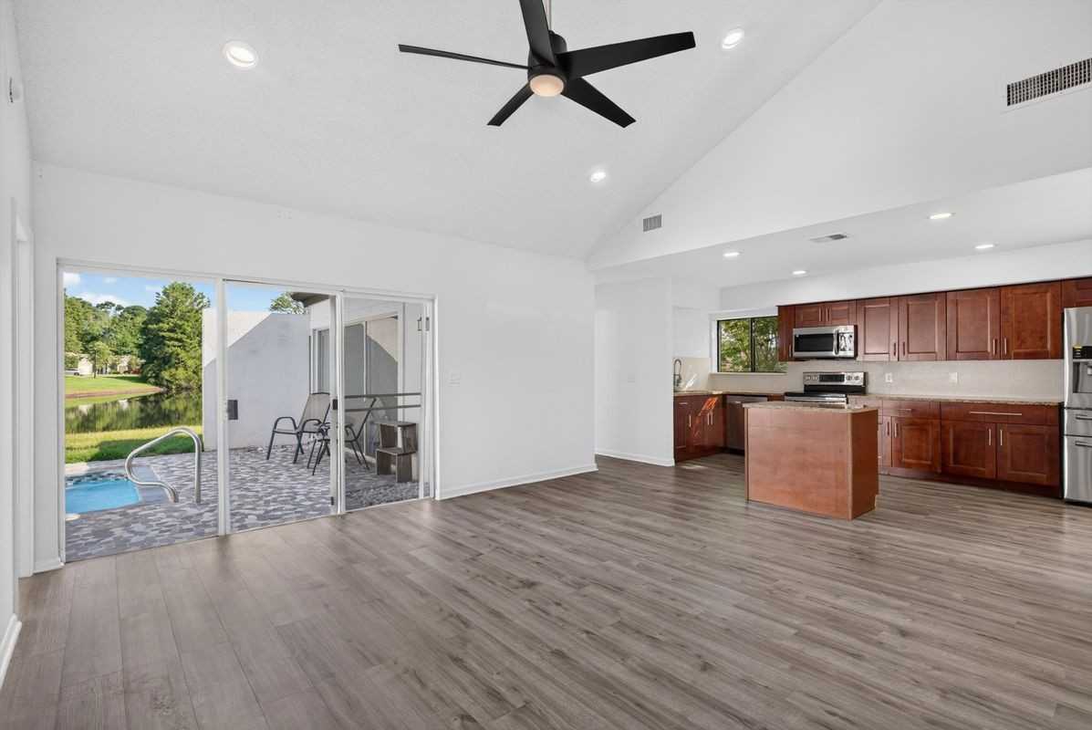 7812 Linkside Dr - Photo 5 of 43