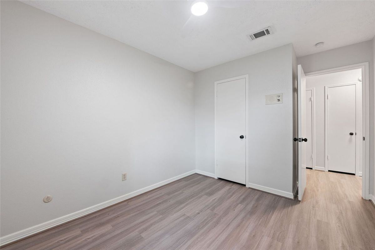 11805 Southlake Dr - Photo 3 of 27